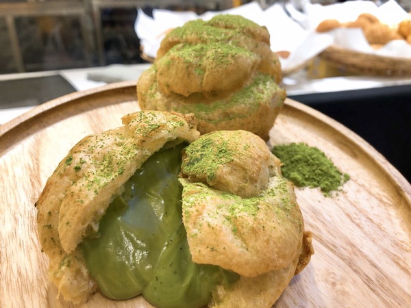 「Beard papa」超人氣餅乾泡芙回歸，酥脆的餅乾泡芙吃起來香濃過癮，還有抹茶季也限時登場喔！