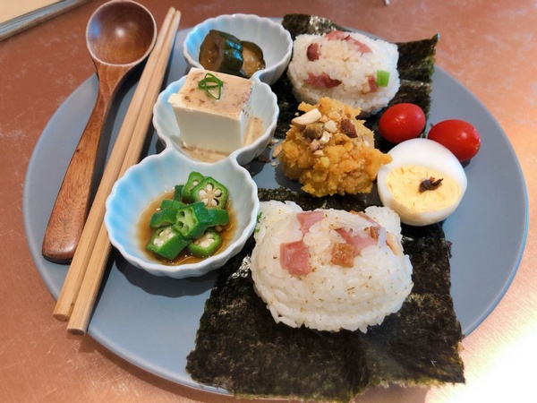 貓迷必來！快到「貓的生活提案 Cats' Day」與貓咪玩耍，還有美味的手工飯糰套餐、紅豆泥烤土司都是必點喔！