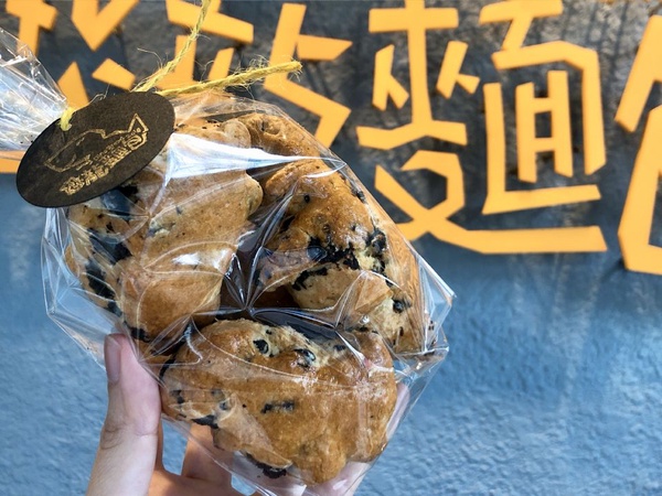IG超熱門店家「恐龍麵包」吃得到恐龍雞塊加Q彈的手製麵包，還有恐龍新品即將上市！
