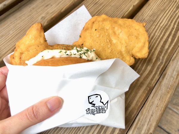 IG超熱門店家「恐龍麵包」吃得到恐龍雞塊加Q彈的手製麵包，還有恐龍新品即將上市！
