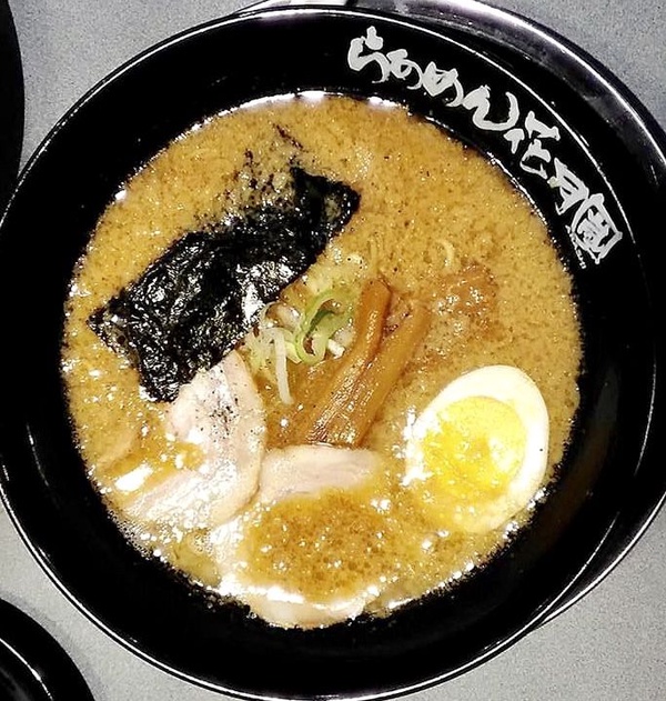 全家 x 「花月嵐大蒜拳骨拉麵」上市！全球唯一聯名款泡麵，完美呈現花月嵐經典口味！