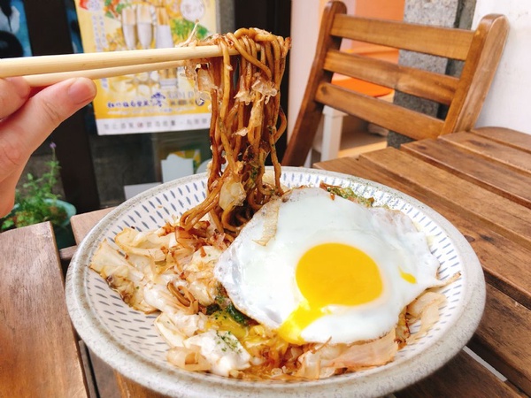 赤峰街超人氣炸雞專賣店推薦「Mar桑唐揚げ本舖」，炸雞飲料組合杯讓你邊逛邊吃炸雞還可以喝飲料！