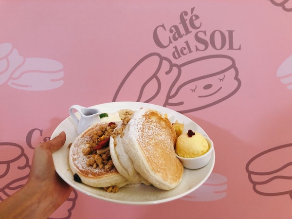 日本福岡人氣鬆餅名店「Café del SOL」推期間限定「楓糖桂花釀鬆餅」，還有新口味的義大利麵也別錯過！
