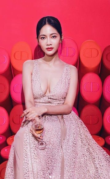 曾之喬胸型超美！親授胸型不外擴、不下垂方法，2日常動作改善超大