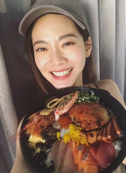 曾之喬胸型超美！親授胸型不外擴、不下垂方法，2日常動作改善超大
