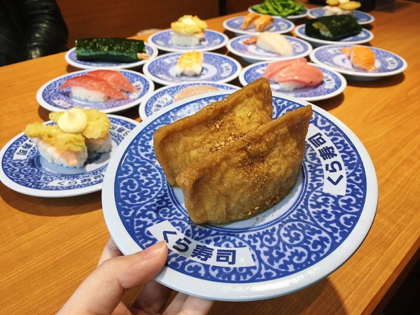 藏壽司x角落小夥伴獨家款只在新開幕土城金城路店，快到藏壽司抽限量20隻獨家角落小夥伴玩偶！