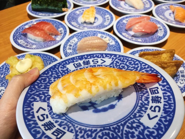 藏壽司x角落小夥伴獨家款只在新開幕土城金城路店，快到藏壽司抽限量20隻獨家角落小夥伴玩偶！