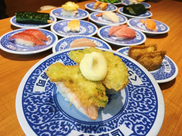 藏壽司x角落小夥伴獨家款只在新開幕土城金城路店，快到藏壽司抽限量20隻獨家角落小夥伴玩偶！
