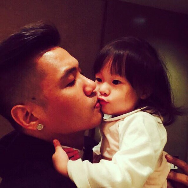 明星抱萌娃自拍～沒小孩就抱別人的娃過過乾癮吧！