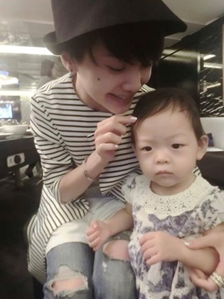 明星抱萌娃自拍～沒小孩就抱別人的娃過過乾癮吧！
