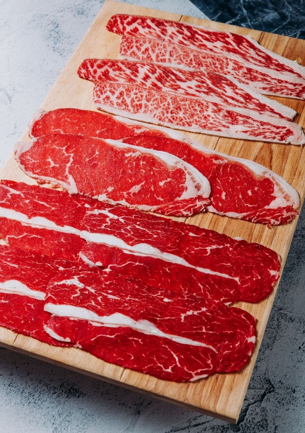 肉大人肉舖火鍋全新火鍋湯底「培培豬蕃茄鍋」登場，桌邊現炒湯底準備開動啦！