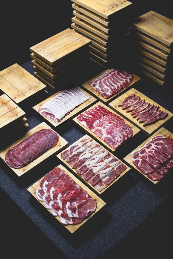 肉大人肉舖火鍋全新火鍋湯底「培培豬蕃茄鍋」登場，桌邊現炒湯底準備開動啦！