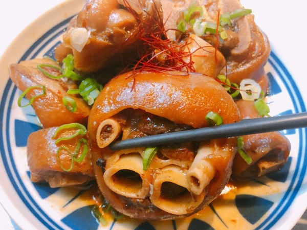 肉大人肉舖火鍋全新火鍋湯底「培培豬蕃茄鍋」登場，桌邊現炒湯底準備開動啦！