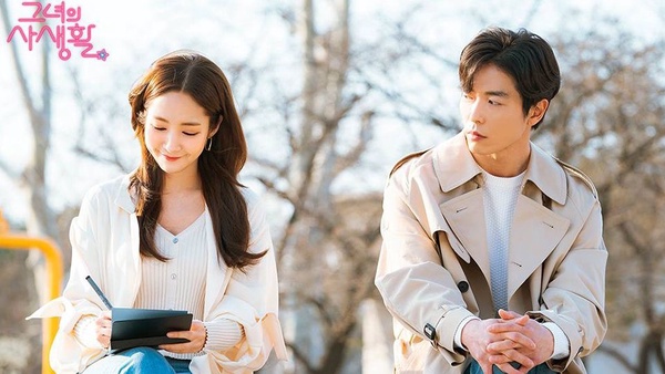 《她的私生活》3、4集朴敏英和金材昱壁咚吻！？第6集開始進入「成人浪漫史」
