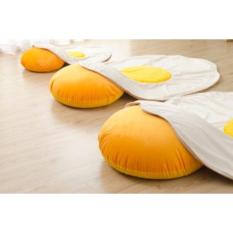 日本雜貨品牌推出「早餐系列」家居用品，吐司坐墊、荷包蛋毯子，讓人想窩在家一整天！