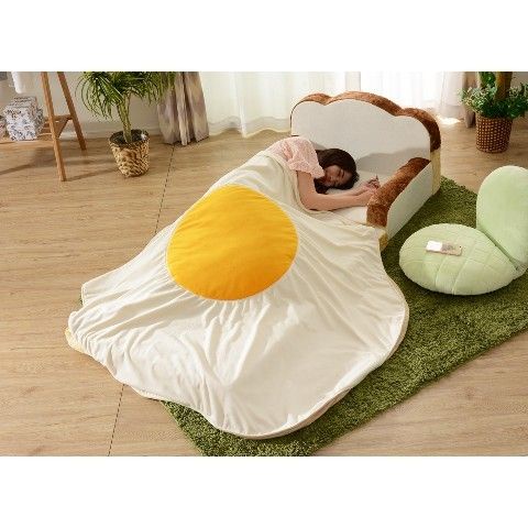 日本雜貨品牌推出「早餐系列」家居用品，吐司坐墊、荷包蛋毯子，讓人想窩在家一整天！