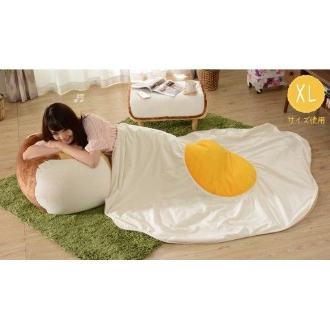 日本雜貨品牌推出「早餐系列」家居用品，吐司坐墊、荷包蛋毯子，讓人想窩在家一整天！