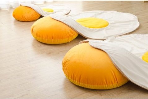 日本雜貨品牌推出「早餐系列」家居用品,吐司坐墊、荷包蛋毯子,讓人想窩在家一整天!