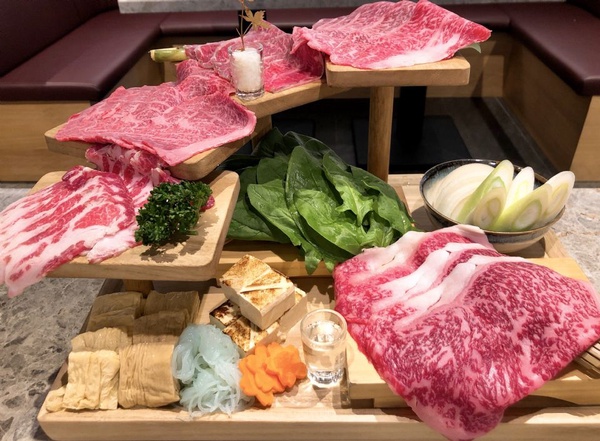 樂軒松阪亭推出療癒系「棉花糖和牛壽喜燒」，日本和牛、澳洲和牛還有伊比利豬通通吃得到！