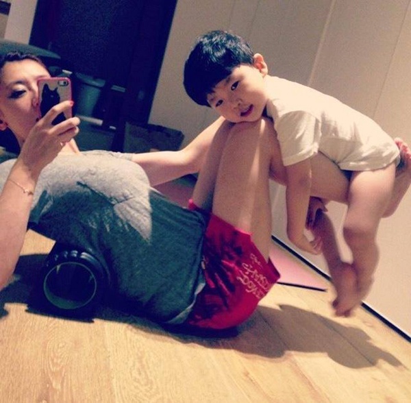 賈靜雯筆直美腿保養公開！下衣失蹤露緊緻少女腿，網友狂讚：「腿超美！超白皙！」