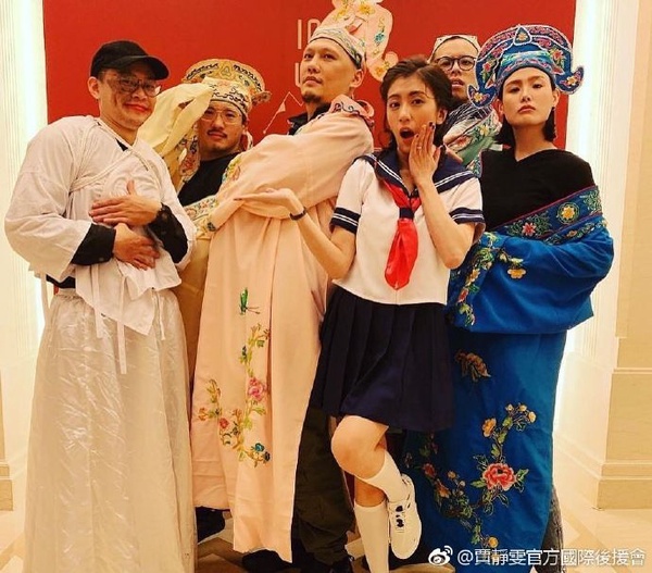 賈靜雯筆直美腿保養公開！下衣失蹤露緊緻少女腿，網友狂讚：「腿超美！超白皙！」