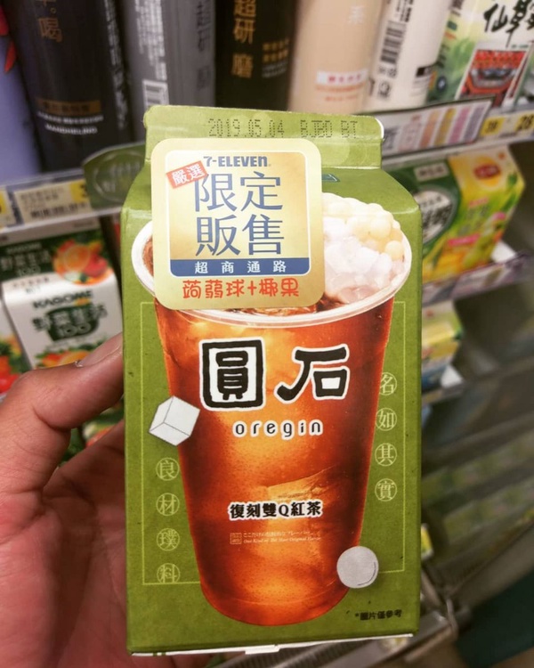 7-11獨家限定！圓石ｘ泰山推出「復刻雙Q紅茶」，加入蒟蒻球及椰果的古早味紅茶，讓人超上癮～
