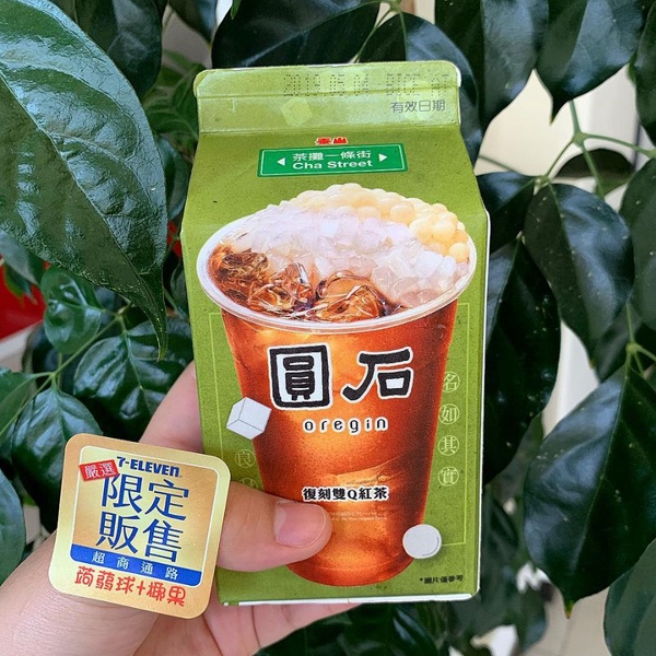 7-11獨家限定！圓石ｘ泰山推出「復刻雙Q紅茶」，加入蒟蒻球及椰果的古早味紅茶，讓人超上癮～