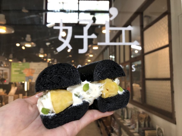 好丘推快閃獨家新口味「夏日情人」厚醬貝果，限定口味只在這裡的好丘吃得到喔！