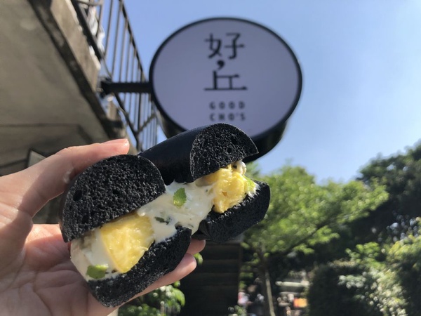 好丘推快閃獨家新口味「夏日情人」厚醬貝果，限定口味只在這裡的好丘吃得到喔！