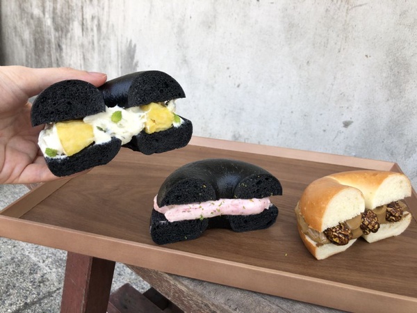 好丘推快閃獨家新口味「夏日情人」厚醬貝果，限定口味只在這裡的好丘吃得到喔！