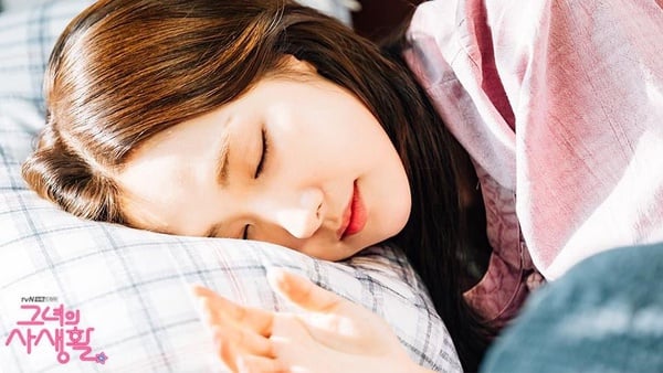 《她的私生活》5、6集金材昱3點識破朴敏英迷妹身分！耳吻、床咚、手拉手，就是忘不了妳的眼