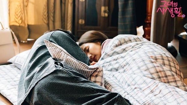《她的私生活》5、6集金材昱3點識破朴敏英迷妹身分！耳吻、床咚、手拉手，就是忘不了妳的眼