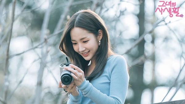 《她的私生活》5、6集金材昱3點識破朴敏英迷妹身分！耳吻、床咚、手拉手，就是忘不了妳的眼