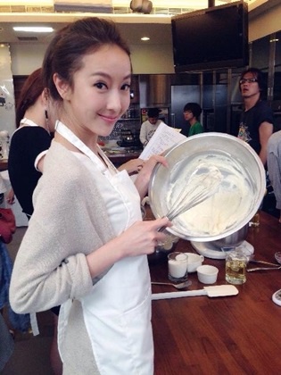 ​明星下廚不比料理，比的是穿搭照！