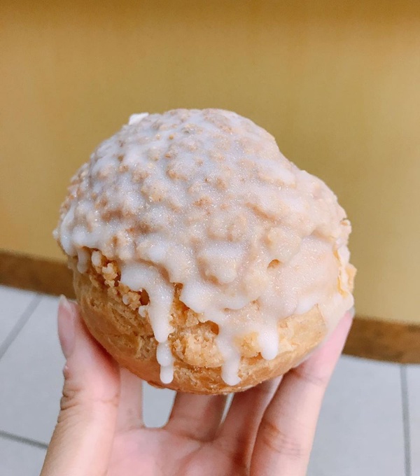 全家泡芙新口味！「脆皮乳酸風味泡芙」脆皮外殼，配上滿到爆出來的可爾必思內餡，試過的網友都超推！