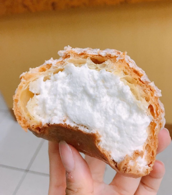 全家泡芙新口味！「脆皮乳酸風味泡芙」脆皮外殼，配上滿到爆出來的可爾必思內餡，試過的網友都超推！
