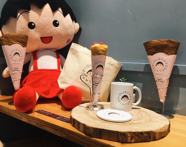 「gelato pique cafe」X「櫻桃小丸子」跨界聯名推「覆盆莓鮮奶油」、「冰淇淋聖代」新口味，還有超萌周邊商品別錯過！