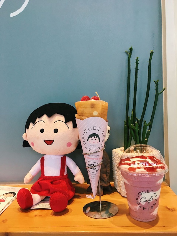 「gelato pique cafe」X「櫻桃小丸子」跨界聯名推「覆盆莓鮮奶油」、「冰淇淋聖代」新口味，還有超萌周邊商品別錯過！
