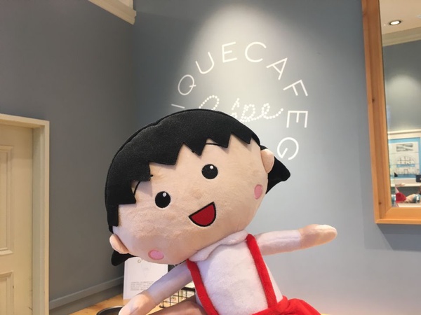 「gelato pique cafe」X「櫻桃小丸子」跨界聯名推「覆盆莓鮮奶油」、「冰淇淋聖代」新口味，還有超萌周邊商品別錯過！