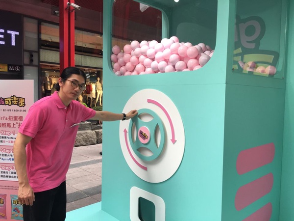 老牌零食可樂果推「初戀莓果」快閃打卡區登場啦！夢幻少女拍照打卡景點、快閃日期看這裡~
