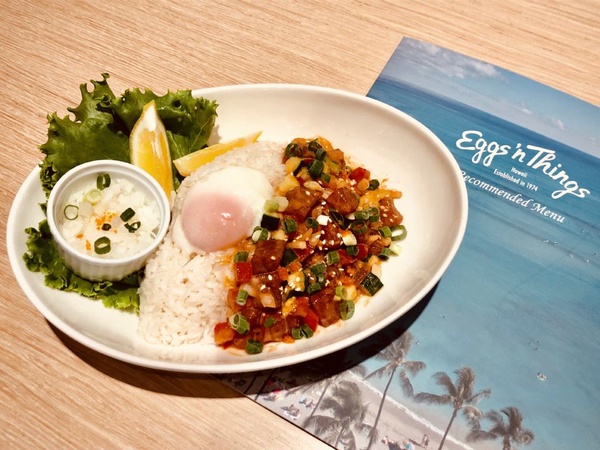 「Eggs 'n Things」與日本同步推新品「熔岩巧克力火山鬆餅」，搭配招牌鮮奶油吃超完美！