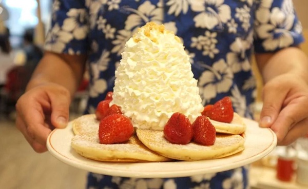「Eggs 'n Things」與日本同步推新品「熔岩巧克力火山鬆餅」，搭配招牌鮮奶油吃超完美！
