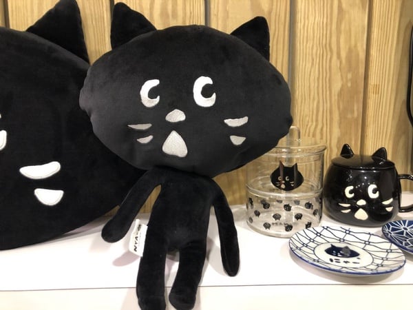 「全家便利商店」X「NYA-」首度推出超萌貓咪居家小物，貓奴們絕對要手刀手藏！如何兌換看這裡～
