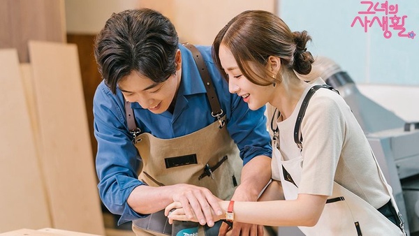 《她的私生活》7、8集金材昱3招霸氣護朴敏英！Kiss戲讓全網崩潰，四角戀開啟