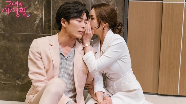 《她的私生活》7、8集金材昱3招霸氣護朴敏英！Kiss戲讓全網崩潰，四角戀開啟
