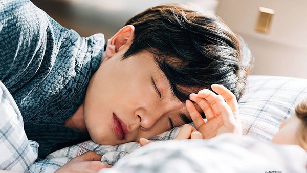 《她的私生活》7、8集金材昱3招霸氣護朴敏英！Kiss戲讓全網崩潰，四角戀開啟