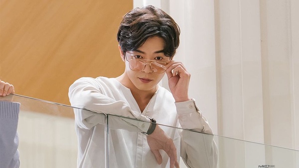 《她的私生活》7、8集金材昱3招霸氣護朴敏英！Kiss戲讓全網崩潰，四角戀開啟