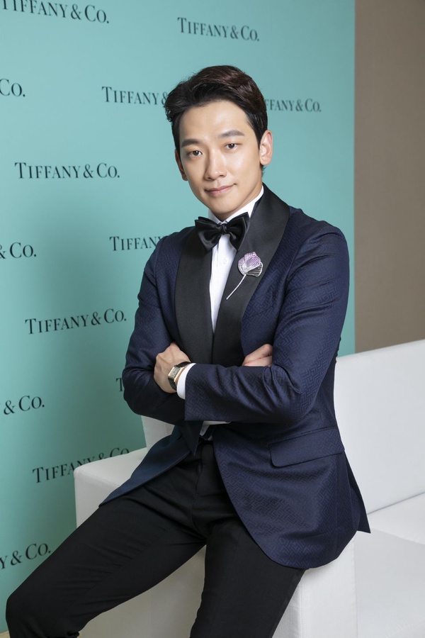 Rain快閃來台！Tiffany珠寶加持，展現高EQ機場穿搭！