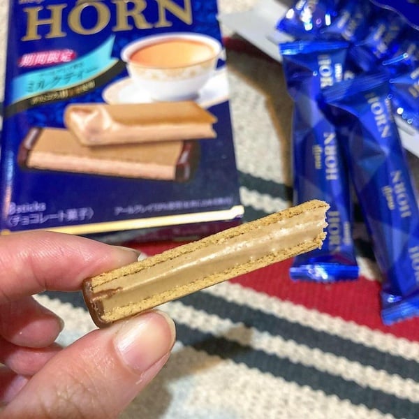 明治HORN奶茶餅乾回歸7-11！一口咬下，直接爆出香濃奶茶味，好吃的程度讓網友紛紛搶購～
