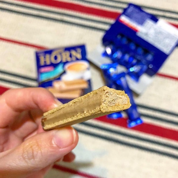 明治HORN奶茶餅乾回歸7-11！一口咬下，直接爆出香濃奶茶味，好吃的程度讓網友紛紛搶購～